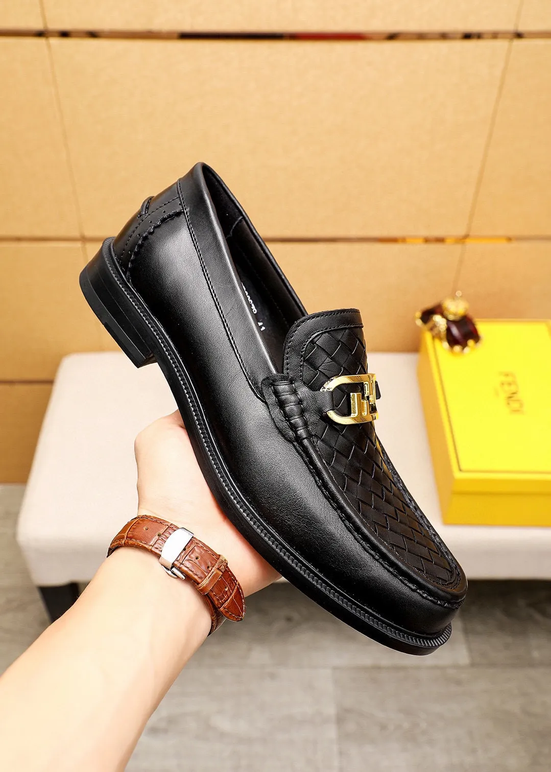 Men's shoes 💰460 💐 Product trademark: FENDI [Fendi] casual leather shoes Regular size: 38-44 (45🉑️customized) Product materials: Selected imported first-layer cowhide embossed upper + luxury hardware buckle, imported cowhide lining. Strong three-dimensional visual effect, rubber outsole Color: 1⃣️color optional